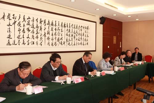 第二組學(xué)習(xí)討論中央領(lǐng)導(dǎo)同志重要講話和曲青山同志工作報(bào)告