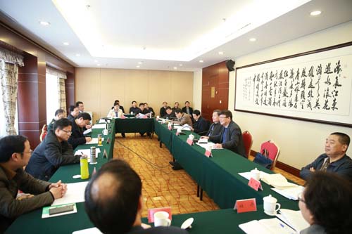 第三組學(xué)習(xí)討論中央領(lǐng)導(dǎo)同志重要講話和曲青山同志工作報(bào)告